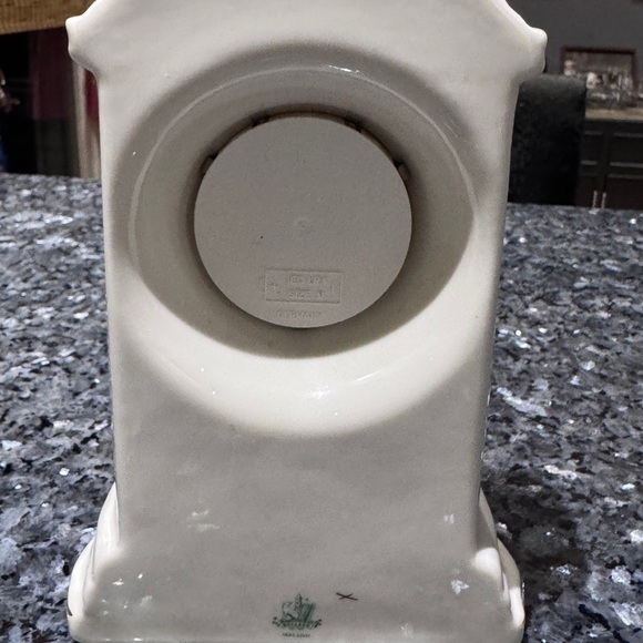 🕰️ ✨ Vintage Belleek Irish Porcelain Mantel Clock — Timeless Elegance! ✨ - Picture 4 of 16